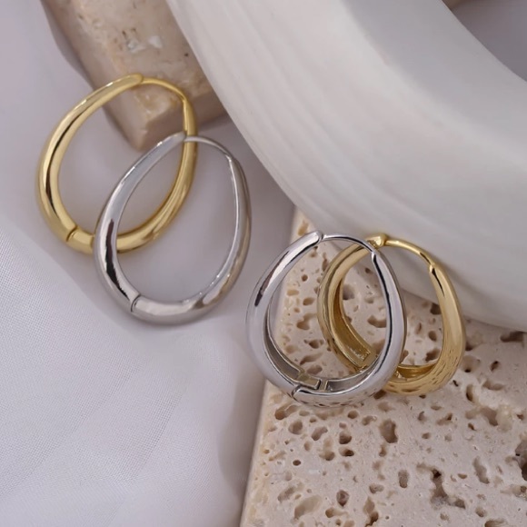⭐️18K gold hoop oval earrings - Picture 4 of 10